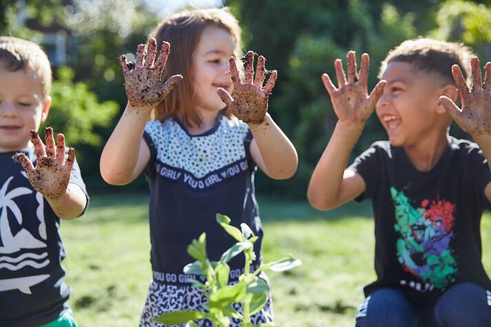 Kindjes die bezig zijn met het planten van planten