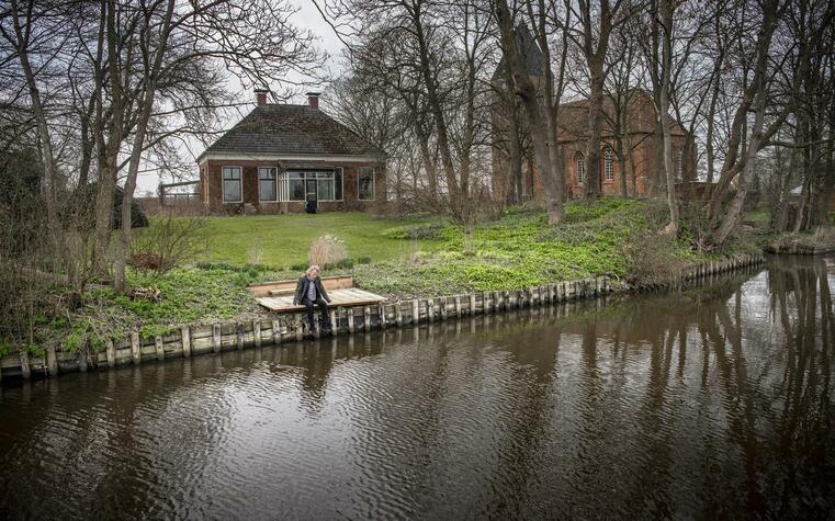 Mannus op een steigertje aan het Reitdiep