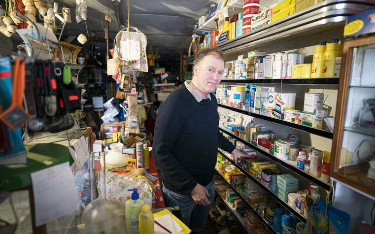 Man in winkel