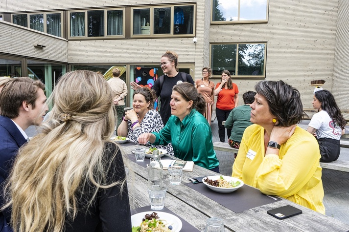 Mensen in gesprek aan een tafel